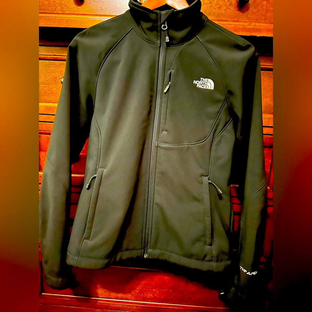 Ladies The Northface Apex Jacket (black). Good condition. Sz Medium. No smoker.